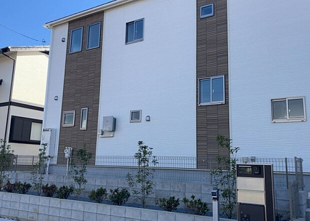 木造住宅とは土台、壁、柱など建築物の強度を支える構造体の材に木が使用されている構造を指します。構造体は建物の自重を支えるだけではなく風圧や水圧、積裁荷重などあらゆる衝撃に耐えるための基礎です。