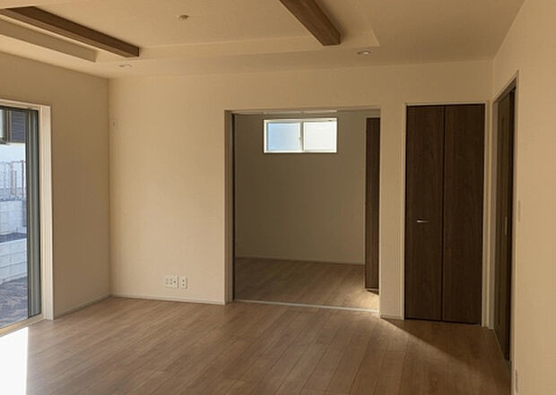 リビングの間取りの種類は大きくわけてリビングとダイニングが別になっているタイプ、リビングダイニング一体型です。どちらも一長一短ですので、家を選ぶ時はその両面をチェックして決めるようにしましょう。