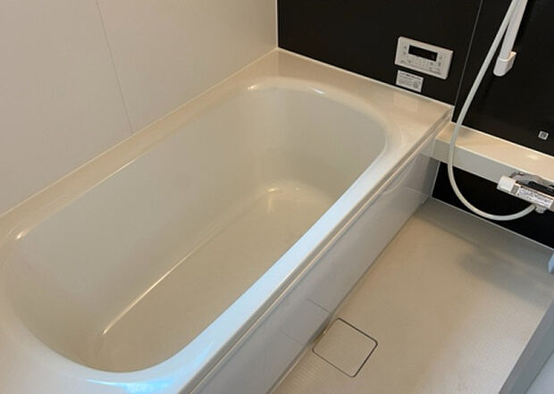 入浴時の快適さも大事なことですが、綺麗な状態を維持できなければ気持ちよく入浴できません。毎日の掃除が楽という点は大事なポイントになります！カビが生えにくく掃除がしやすい、壁や浴槽を選ぶといいでしょう。