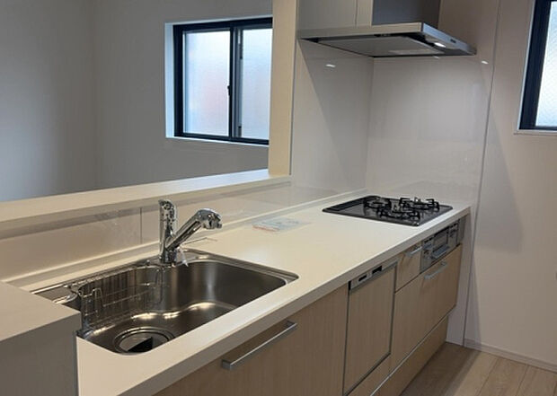 標準的なシステムキッチンの横幅は、165cm～300cm程度です。2100・2400・2550・2700などミリ単位で表記されます。普段どのように料理をするのかを想定しながら合ったサイズを選びましょう