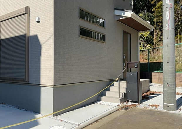 木造住宅とは土台、壁、柱など建築物の強度を支える構造体の材に木が使用されている構造を指します。構造体は建物の自重を支えるだけではなく風圧や水圧、積裁荷重などあらゆる衝撃に耐えるための基礎です。