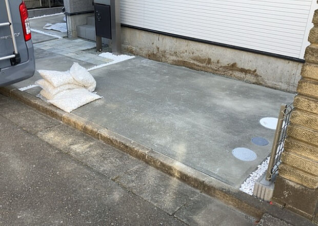 住宅用の土地では前面道路に2m以上接していなければならないと法律で定められています。しかし、お持ちの車のサイズやライフスタイルなどにより、2mでは利便が悪い場合もございますので、事前に確認しましょう。