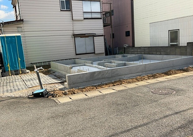 住宅用の土地では前面道路に2m以上接していなければならないと法律で定められています。しかし、お持ちの車のサイズやライフスタイルなどにより、2mでは利便が悪い場合もございますので、事前に確認しましょう。