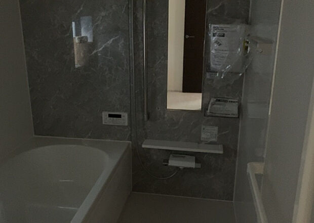 入浴時の快適さも大事なことですが、綺麗な状態を維持できなければ気持ちよく入浴できません。毎日の掃除が楽という点は大事なポイントになります！カビが生えにくく掃除がしやすい、壁や浴槽を選ぶといいでしょう。