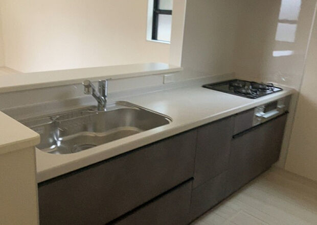 標準的なシステムキッチンの横幅は、165cm~300cm程度です。2100・2400・2550・2700などミリ単位で表記されます。普段どのように料理をするのかを想定しながら合ったサイズを選びましょう