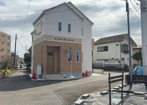 ついに完成致しました！現地をご見学に行く際は、道路の幅や周辺の交通量、施設などをご確認頂くことをおすすめします！物件の流れが早いため、内見をしたい方はお早めに当社営業までお問い合わせ頂きご予約下さい！