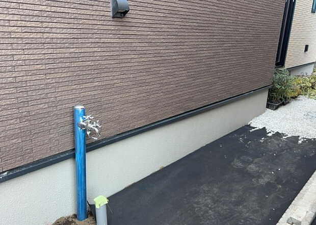 木造住宅とは土台、壁、柱など建築物の強度を支える構造体の材に木が使用されている構造を指します。構造体は建物の自重を支えるだけではなく風圧や水圧、積裁荷重などあらゆる衝撃に耐えるための基礎です。