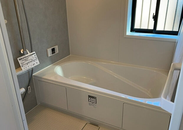 入浴時の快適さも大事なことですが、綺麗な状態を維持できなければ気持ちよく入浴できません。毎日の掃除が楽という点は大事なポイントになります！カビが生えにくく掃除がしやすい、壁や浴槽を選ぶといいでしょう。