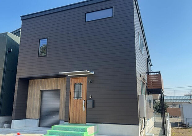 ついに完成致しました！現地をご見学に行く際は、道路の幅や周辺の交通量、施設などをご確認頂くことをおすすめします！物件の流れが早いため、内見をしたい方はお早めに当社営業までお問い合わせ頂きご予約下さい！