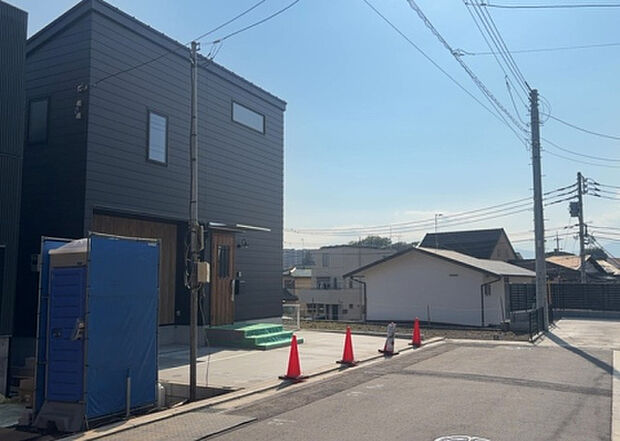 住宅用の土地では前面道路に2m以上接していなければならないと法律で定められています。しかし、お持ちの車のサイズやライフスタイルなどにより、2mでは利便が悪い場合もございますので、事前に確認しましょう。