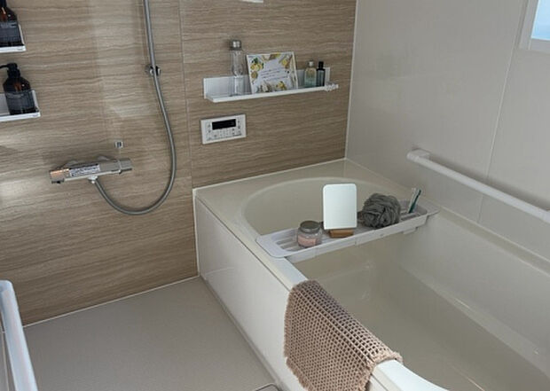 入浴時の快適さも大事なことですが、綺麗な状態を維持できなければ気持ちよく入浴できません。毎日の掃除が楽という点は大事なポイントになります！カビが生えにくく掃除がしやすい、壁や浴槽を選ぶといいでしょう。