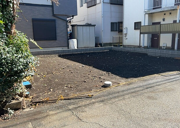 住宅用の土地では前面道路に2m以上接していなければならないと法律で定められています。しかし、お持ちの車のサイズやライフスタイルなどにより、2mでは利便が悪い場合もございますので、事前に確認しましょう。