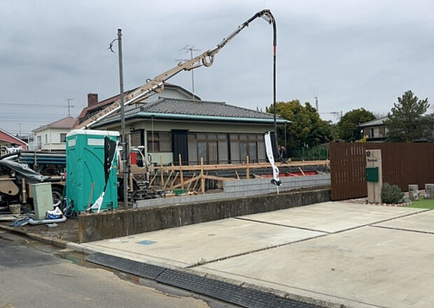 住宅用の土地では前面道路に2m以上接していなければならないと法律で定められています。しかし、お持ちの車のサイズやライフスタイルなどにより、2mでは利便が悪い場合もございますので、事前に確認しましょう。