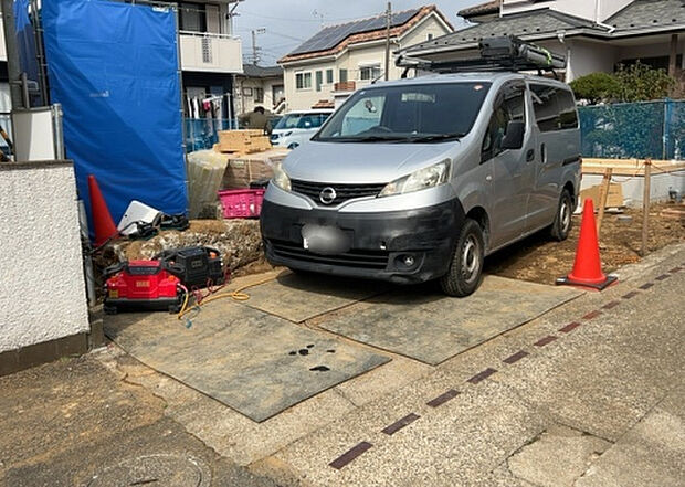 車一台あたりに必要なスペースは、標準サイズの普通自動車で横幅2m50cm、長さ5mは必要になります。ただし、乗降のことも考慮して横幅3m30cm、長さ5m50cmほどは確保できるところを選びましょう。