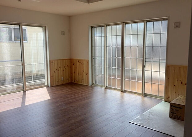 リビングの間取りの種類は大きくわけてリビングとダイニングが別になっているタイプ、リビングダイニング一体型です。どちらも一長一短ですので、家を選ぶ時はその両面をチェックして決めるようにしましょう。