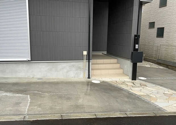 木造住宅とは土台、壁、柱など建築物の強度を支える構造体の材に木が使用されている構造を指します。構造体は建物の自重を支えるだけではなく風圧や水圧、積裁荷重などあらゆる衝撃に耐えるための基礎です。