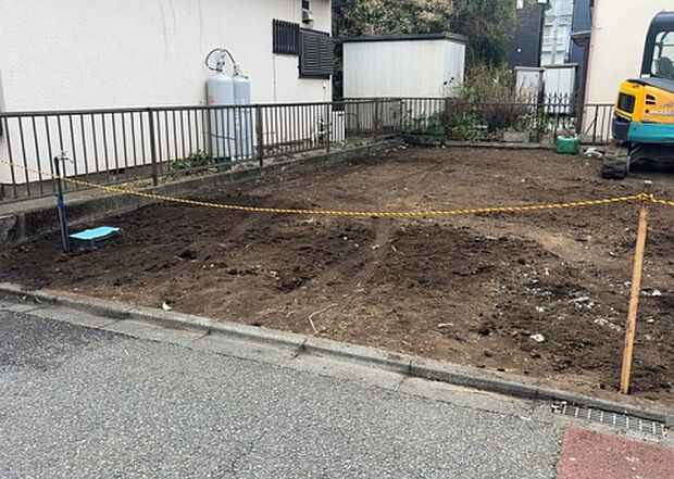 車一台あたりに必要なスペースは、標準サイズの普通自動車で横幅2m50cm、長さ5mは必要になります。ただし、乗降のことも考慮して横幅3m30cm、長さ5m50cmほどは確保できるところを選びましょう。