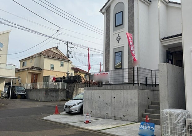 住宅用の土地では前面道路に2m以上接していなければならないと法律で定められています。しかし、お持ちの車のサイズやライフスタイルなどにより、2mでは利便が悪い場合もございますので、事前に確認しましょう。