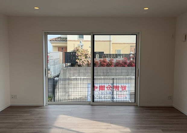 リビングの間取りの種類は大きくわけてリビングとダイニングが別になっているタイプ、リビングダイニング一体型です。どちらも一長一短ですので、家を選ぶ時はその両面をチェックして決めるようにしましょう。