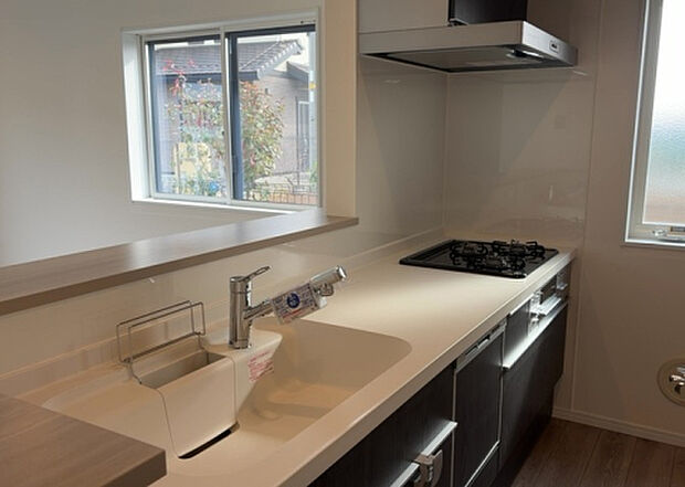 標準的なシステムキッチンの横幅は、165cm～300cm程度です。2100・2400・2550・2700などミリ単位で表記されます。普段どのように料理をするのかを想定しながら合ったサイズを選びましょう