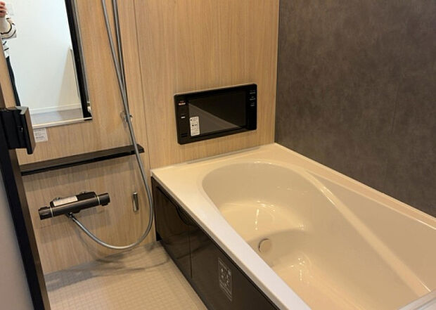 入浴時の快適さも大事なことですが、綺麗な状態を維持できなければ気持ちよく入浴できません。毎日の掃除が楽という点は大事なポイントになります！カビが生えにくく掃除がしやすい、壁や浴槽を選ぶといいでしょう。