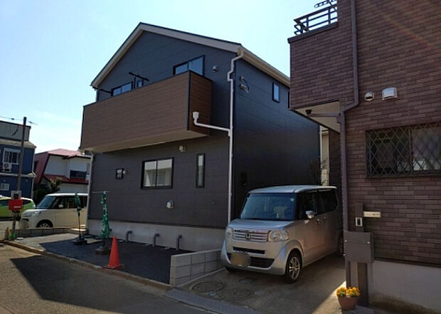 住宅用の土地では前面道路に2m以上接していなければならないと法律で定められています。しかし、お持ちの車のサイズやライフスタイルなどにより、2mでは利便が悪い場合もございますので、事前に確認しましょう。