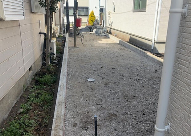 車一台あたりに必要なスペースは、標準サイズの普通自動車で横幅2m50cm、長さ5mは必要になります。ただし、乗降のことも考慮して横幅3m30cm、長さ5m50cmほどは確保できるところを選びましょう。