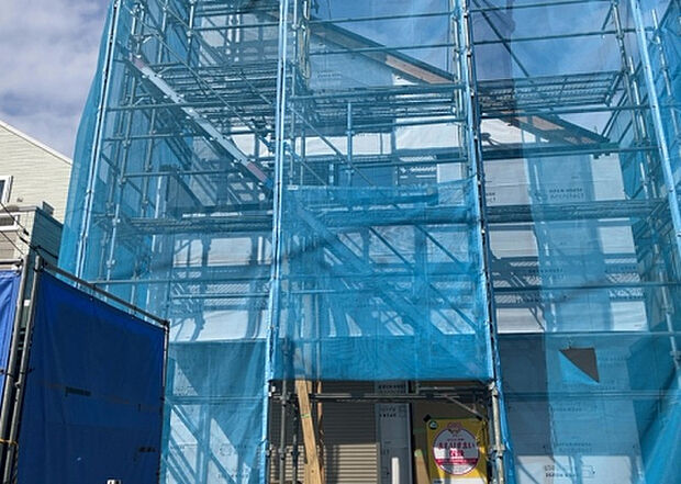 木造住宅とは土台、壁、柱など建築物の強度を支える構造体の材に木が使用されている構造を指します。構造体は建物の自重を支えるだけではなく風圧や水圧、積裁荷重などあらゆる衝撃に耐えるための基礎です。