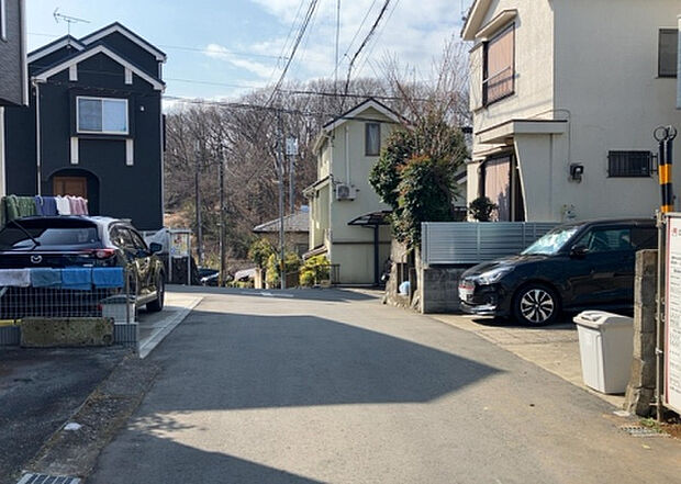 桜や紅葉の名所に出かける人は多いと思いますが、家にいながら季節の移ろいを感じる生活を送りませんか？リビングや窓から見える景色が生活を彩るワンポイントに！現地から見える景色を堪能してみては如何でしょう。