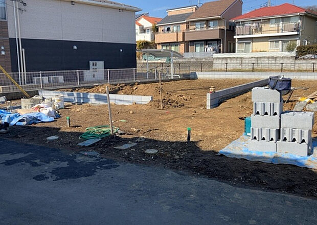 住宅用の土地では前面道路に2m以上接していなければならないと法律で定められています。しかし、お持ちの車のサイズやライフスタイルなどにより、2mでは利便が悪い場合もございますので、事前に確認しましょう。