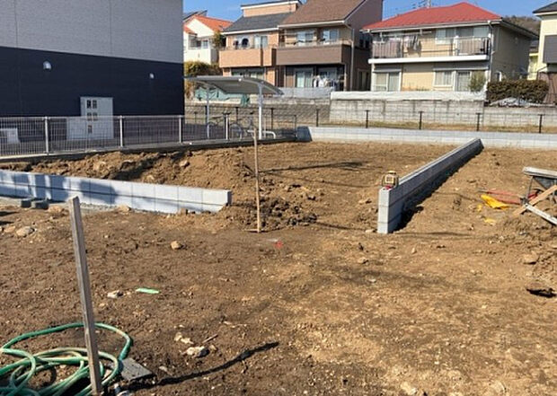 現地をご見学に行く際は、道路の幅や周辺の交通量、施設などをご確認頂くことをおすすめします！ある程度イメージをつけたいという場合は、同売主の施工事例や完成パースもお見せします。