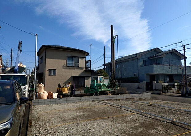 住宅用の土地では前面道路に2m以上接していなければならないと法律で定められています。しかし、お持ちの車のサイズやライフスタイルなどにより、2mでは利便が悪い場合もございますので、事前に確認しましょう。