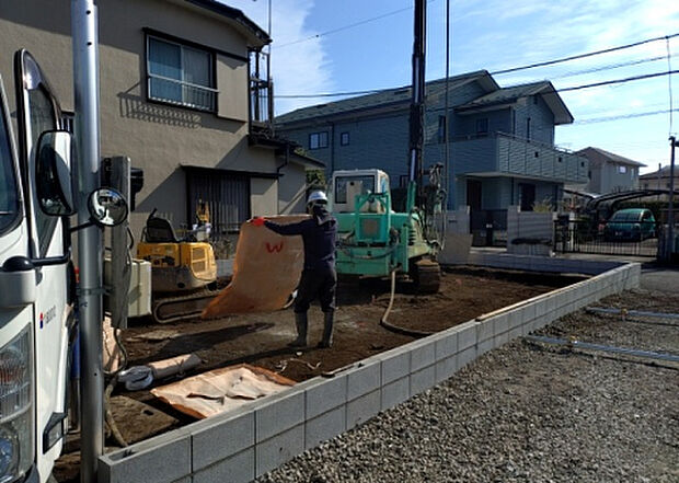 木造住宅とは土台、壁、柱など建築物の強度を支える構造体の材に木が使用されている構造を指します。構造体は建物の自重を支えるだけではなく風圧や水圧、積裁荷重などあらゆる衝撃に耐えるための基礎です。