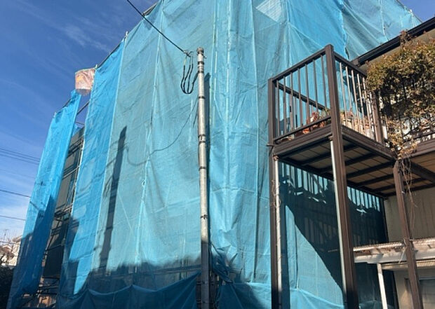 木造住宅とは土台、壁、柱など建築物の強度を支える構造体の材に木が使用されている構造を指します。構造体は建物の自重を支えるだけではなく風圧や水圧、積裁荷重などあらゆる衝撃に耐えるための基礎です。