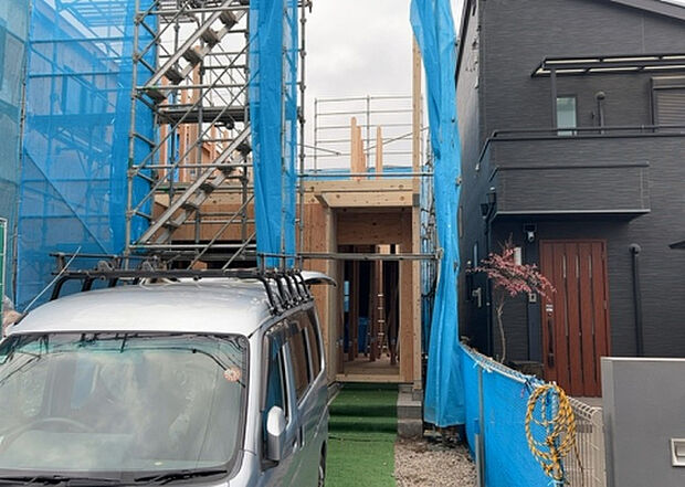 現地をご見学に行く際は、道路の幅や周辺の交通量、施設などをご確認頂くことをおすすめします!ある程度イメージをつけたいという場合は、同売主の施工事例や完成パースもお見せします。