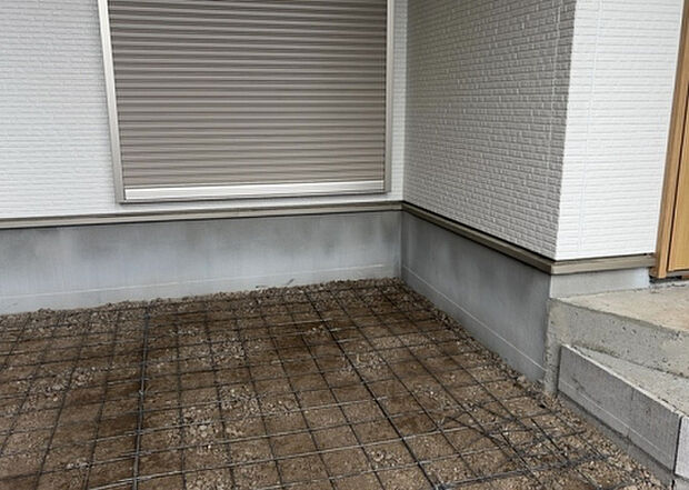 木造住宅とは土台、壁、柱など建築物の強度を支える構造体の材に木が使用されている構造を指します。構造体は建物の自重を支えるだけではなく風圧や水圧、積裁荷重などあらゆる衝撃に耐えるための基礎です。