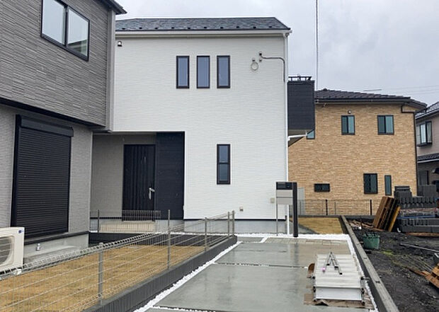 ついに完成致しました！現地をご見学に行く際は、道路の幅や周辺の交通量、施設などをご確認頂くことをおすすめします！物件の流れが早いため、内見をしたい方はお早めに当社営業までお問い合わせ頂きご予約下さい！