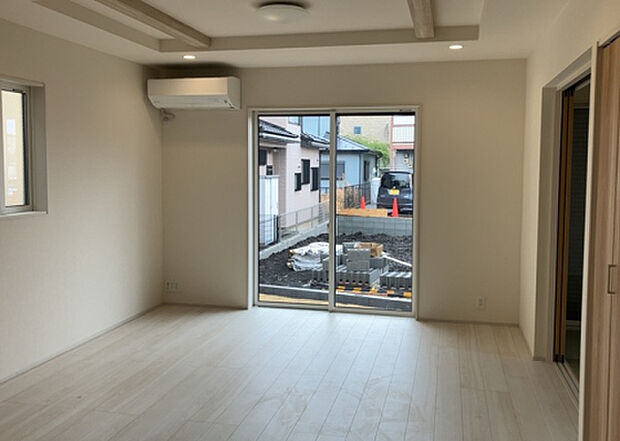 リビングの間取りの種類は大きくわけてリビングとダイニングが別になっているタイプ、リビングダイニング一体型です。どちらも一長一短ですので、家を選ぶ時はその両面をチェックして決めるようにしましょう。