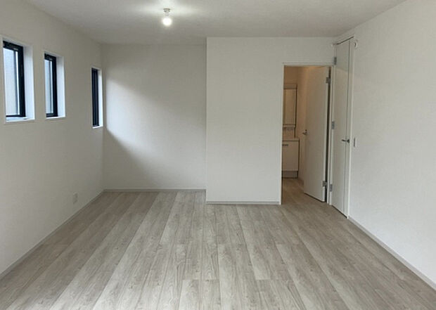 リビングの間取りの種類は大きくわけてリビングとダイニングが別になっているタイプ、リビングダイニング一体型です。どちらも一長一短ですので、家を選ぶ時はその両面をチェックして決めるようにしましょう。