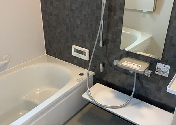 入浴時の快適さも大事なことですが、綺麗な状態を維持できなければ気持ちよく入浴できません。毎日の掃除が楽という点は大事なポイントになります！カビが生えにくく掃除がしやすい、壁や浴槽を選ぶといいでしょう。