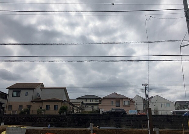 桜や紅葉の名所に出かける人は多いと思いますが、家にいながら季節の移ろいを感じる生活を送りませんか?リビングや窓から見える景色が生活を彩るワンポイントに!現地から見える景色を堪能してみては如何でしょう。