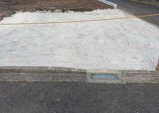 車一台あたりに必要なスペースは、標準サイズの普通自動車で横幅2m50cm、長さ5mは必要になります。ただし、乗降のことも考慮して横幅3m30cm、長さ5m50cmほどは確保できるところを選びましょう。