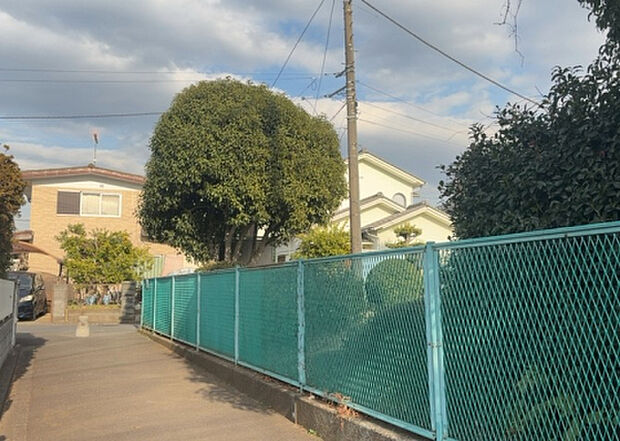 桜や紅葉の名所に出かける人は多いと思いますが、家にいながら季節の移ろいを感じる生活を送りませんか?リビングや窓から見える景色が生活を彩るワンポイントに!現地から見える景色を堪能してみては如何でしょう。