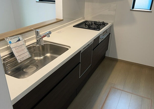 標準的なシステムキッチンの横幅は、165cm~300cm程度です。2100・2400・2550・2700などミリ単位で表記されます。普段どのように料理をするのかを想定しながら合ったサイズを選びましょう