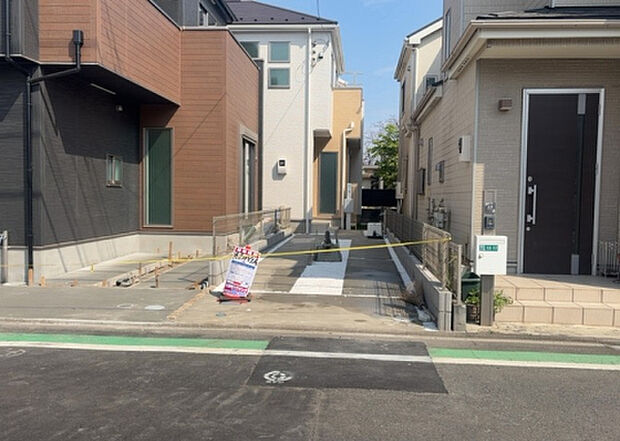 住宅用の土地では前面道路に2m以上接していなければならないと法律で定められています。しかし、お持ちの車のサイズやライフスタイルなどにより、2mでは利便が悪い場合もございますので、事前に確認しましょう。