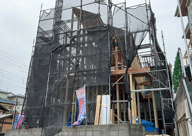 現地をご見学に行く際は、道路の幅や周辺の交通量、施設などをご確認頂くことをおすすめします!ある程度イメージをつけたいという場合は、同売主の施工事例や完成パースもお見せします。