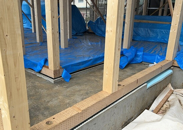 木造住宅とは土台、壁、柱など建築物の強度を支える構造体の材に木が使用されている構造を指します。構造体は建物の自重を支えるだけではなく風圧や水圧、積裁荷重などあらゆる衝撃に耐えるための基礎です。