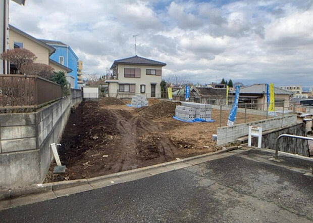 住宅用の土地では前面道路に2m以上接していなければならないと法律で定められています。しかし、お持ちの車のサイズやライフスタイルなどにより、2mでは利便が悪い場合もございますので、事前に確認しましょう。