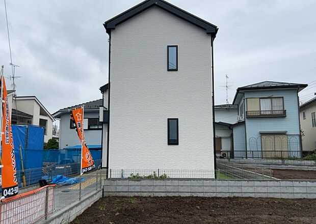 住宅用の土地では前面道路に2m以上接していなければならないと法律で定められています。しかし、お持ちの車のサイズやライフスタイルなどにより、2mでは利便が悪い場合もございますので、事前に確認しましょう。