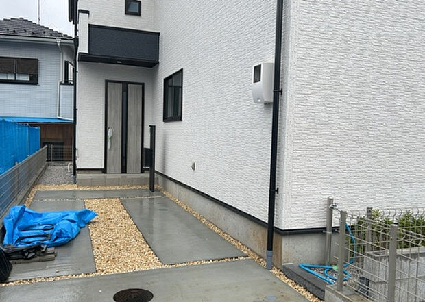 木造住宅とは土台、壁、柱など建築物の強度を支える構造体の材に木が使用されている構造を指します。構造体は建物の自重を支えるだけではなく風圧や水圧、積裁荷重などあらゆる衝撃に耐えるための基礎です。